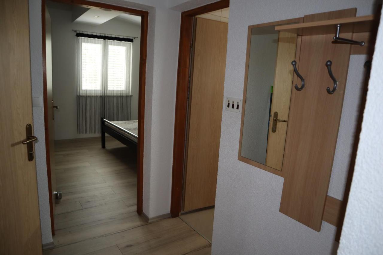 Apartmani Sanja วีร์ ภายนอก รูปภาพ