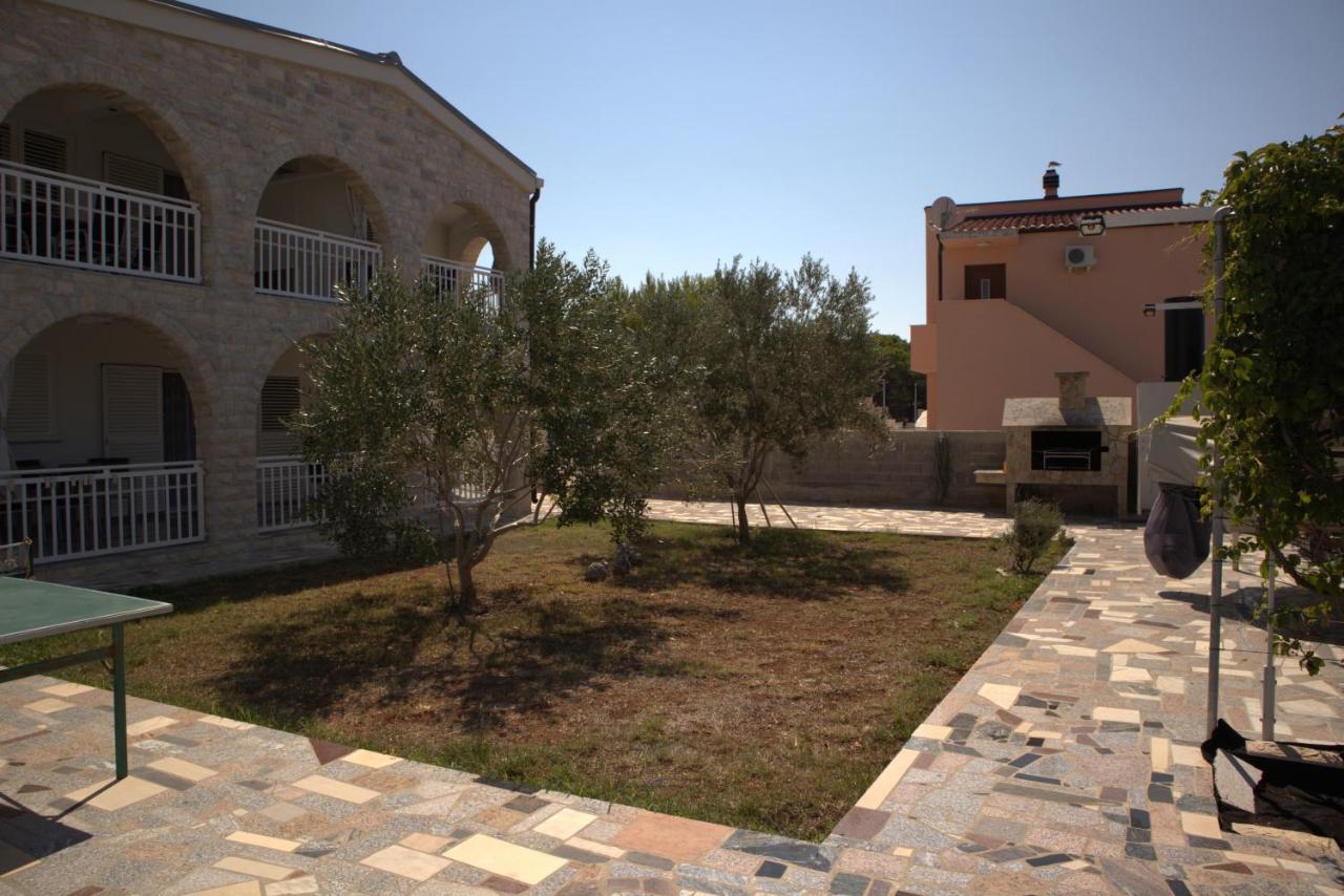 Apartmani Sanja วีร์ ภายนอก รูปภาพ